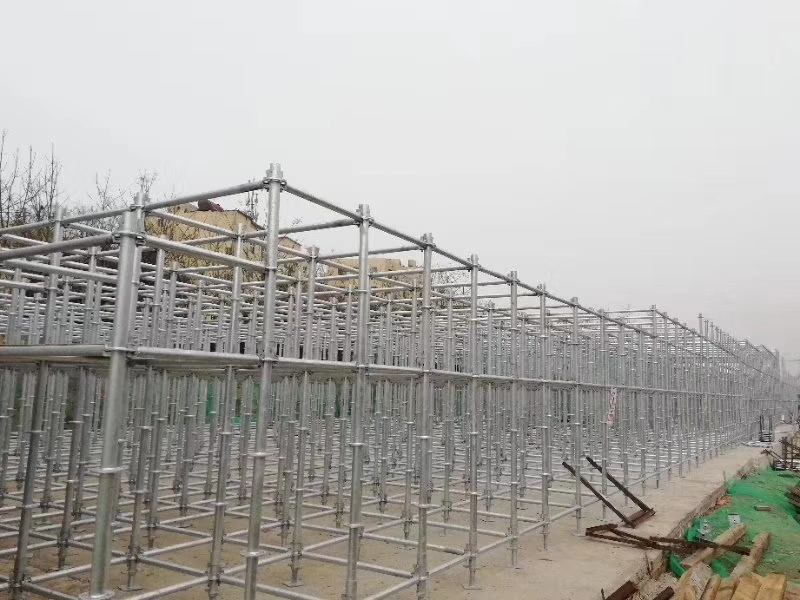 搭建腳手架橫向掃地桿與縱向掃地桿時(shí)，怎么設(shè)置好？ (圖1)